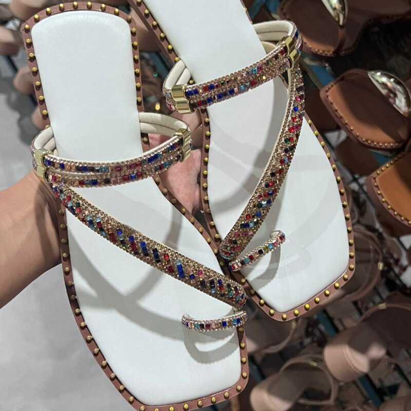 Sandálias rasteiras com 